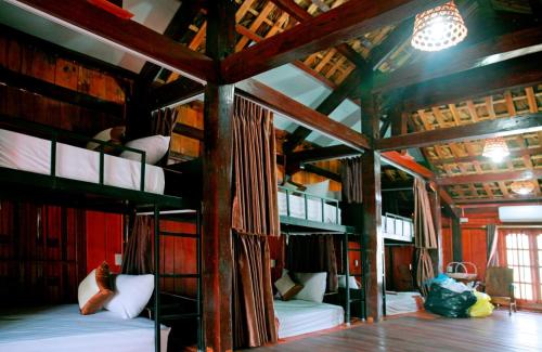 a room with two bunk beds in a building at Ninh Binh Green Homestay in Ða Gia