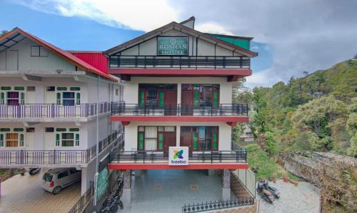 un edificio con un cartel en el costado en Treebo Trend Roshan House, en McLeod Ganj