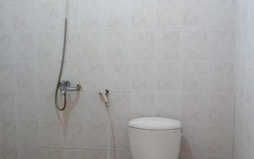 Hotel Nirwana Situbondo RedPartner tesisinde bir banyo