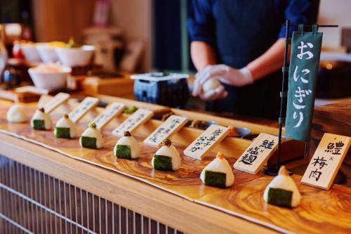 einen Tisch mit Sushi und Schildern darauf in der Unterkunft RIHGA Place Kyoto Shijo Karasuma in Kyoto