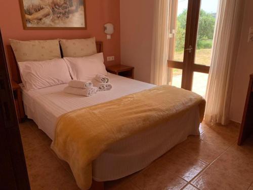 ein Schlafzimmer mit einem Bett, auf dem zwei Handtücher liegen in der Unterkunft Olga Studio Kouremenos in Palekastro