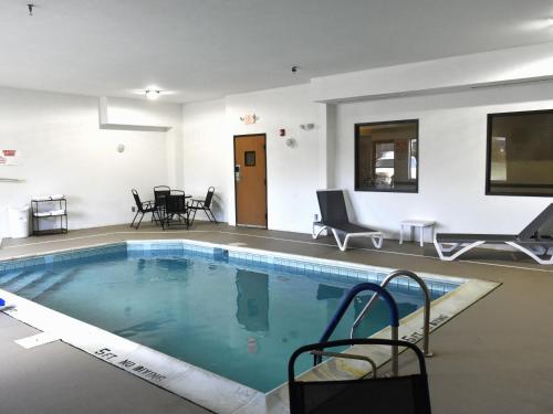 einen großen Pool im Wohnzimmer in der Unterkunft Quality Inn & Suites Brooks Louisville South in Brooks