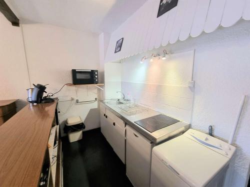 une petite cuisine avec un évier et une cuisinière dans l'établissement Charmant T2 - 6 pers - Chaillol 1600 - Balcon S/O - Parking - Animaux admis - Aire de jeux - FR-1-393-29, à Saint-Michel-de-Chaillol