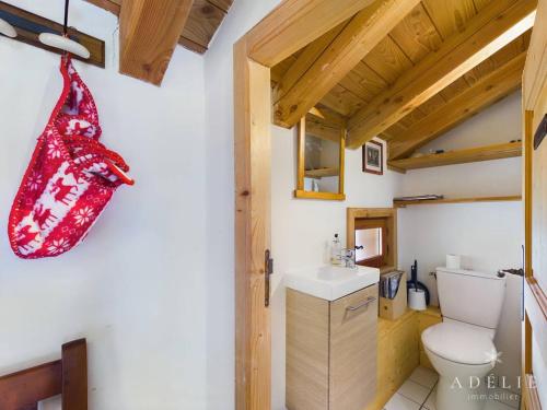 y baño con aseo blanco y lavamanos. en Chalet Montvalezan-La Rosière, 5 pièces, 8 personnes - FR-1-398-599, en La Rosière