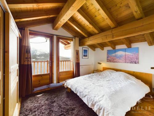 1 dormitorio con cama y ventana grande en Chalet Montvalezan-La Rosière, 5 pièces, 8 personnes - FR-1-398-599, en La Rosière