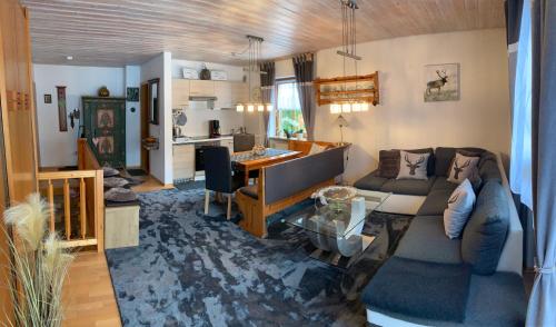 ein Wohnzimmer mit einem Sofa und einem Tisch in der Unterkunft Ferienresidenz Am Hauchen in Reit im Winkl