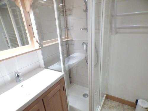 y baño con ducha y lavamanos. en Appartement Les Saisies, 5 pièces, 8 personnes - FR-1-594-70 en Hauteluce