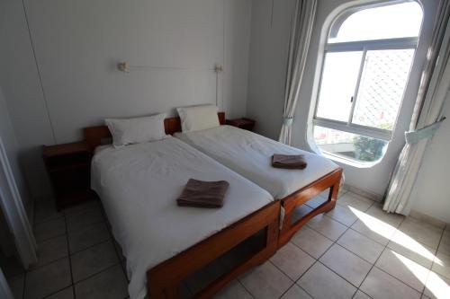 uma cama num quarto com uma grande janela em Seagull 412 em Margate