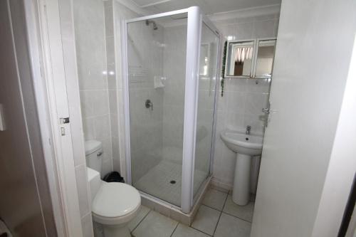 uma casa de banho com um chuveiro, um WC e um lavatório. em Seagull 412 em Margate