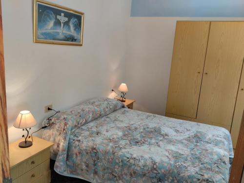 1 dormitorio con 1 cama, 2 mesitas de noche y 2 lámparas en Casa Rural Los Chapines en Vallehermoso