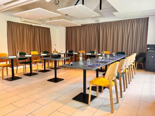 a conference room with a long table and chairs at Campanile Troyes Sud - Buchères in Troyes