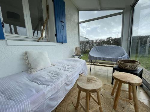 - une chambre avec un lit, deux tabourets et une fenêtre dans l'établissement Maison 3 Pièces Calme Près Océan & Phare - 6 Couchages - WIFI, Parking - FR-1-246A-186, à Saint-Denis-dʼOléron