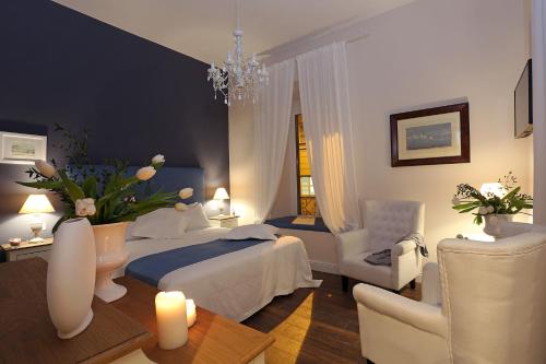 ローマにあるDaplace - Arena Houseのベッドルーム1室(ベッド1台付)、リビングルームが備わります。