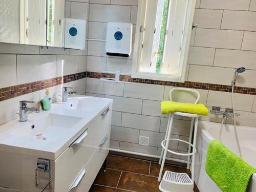une salle de bain avec un lavabo et une baignoire dans l'établissement Magnifique F3 lumineux avec terrasses, climatisation, garage et WiFi à Amélie-les-Bains - FR-1-703-81, à Amélie-les-Bains-Palalda