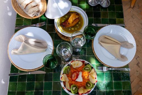 リヤドの敷地内または近くでの食事または食べ物