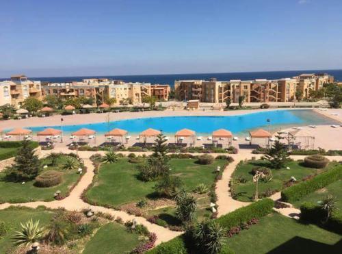 een luchtzicht op een resort met een groot zwembad bij Blumar Eldome Sea Virw in Ain Sokhna