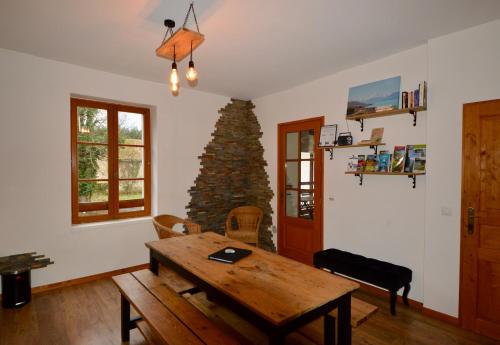 - un salon avec une table en bois et un arbre de Noël dans l'établissement J&G House, à Saint-Pierre-de-Curtille