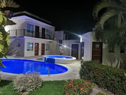 a villa with a swimming pool at night at Hotel El Mirador in Ciudad Valles