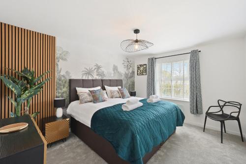 سرير أو أسرّة في غرفة في Stylish 2BR Flat near Stansted Airport & Parking