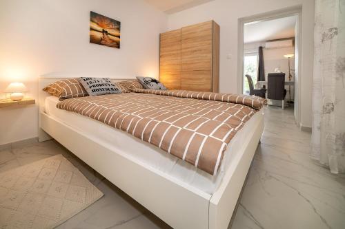 una camera con un grande letto di Apartments Kricin 14 Laura a Baška