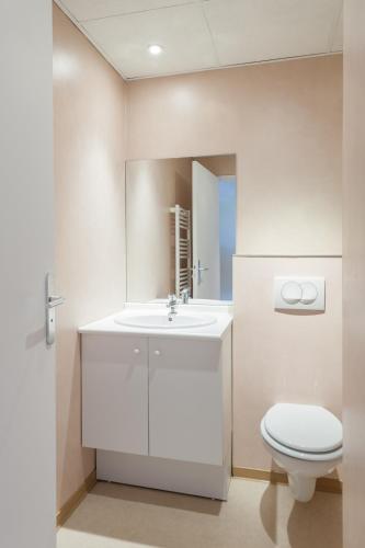 une salle de bain avec un lavabo blanc et des toilettes dans l'établissement City Résidence Marseille, à Marseille
