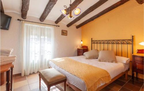 - une chambre avec un grand lit et une fenêtre dans l'établissement Beautiful Home In Vilosell With Wifi And 6 Bedrooms, à El Vilosell