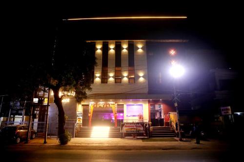 Hotel Bhagyaraj Palace - Best Hotel In Kanpur في كانبور: مبنى به سلالم وأضواء في الليل