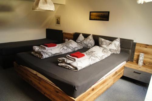 een bed met twee kussens in een kamer bij Ferienhaus Gerlach in Essingen