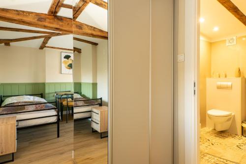 duas imagens de um quarto com uma cama e uma casa de banho em Villa Arkadia em Września
