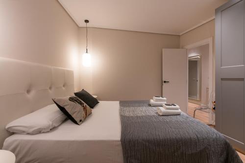 Ένα ή περισσότερα κρεβάτια σε δωμάτιο στο Barrenkale apartment by People Rentals