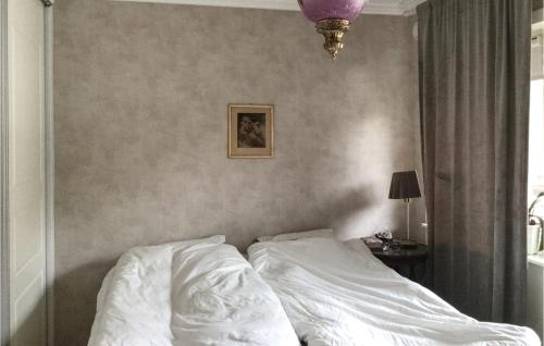 1 dormitorio con 1 cama con sábanas blancas y lámpara en Gorgeous Home In Sk With Kitchen en Skå