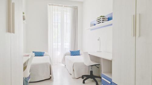 Jest to biały pokój z biurkiem i krzesłem. w obiekcie SPACE CENTER MADRID w Madrycie