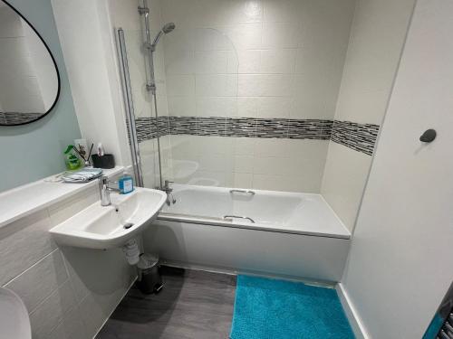 Balcony Marina Apartment With City Skyline Views - Free Secure Parking photo 22