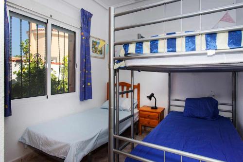 シウダー・ケサダにあるCH Villa Rubira Ciudad Quesadaのベッドルーム1室(二段ベッド2台、窓付)が備わります。