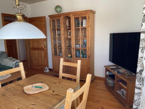 a dining room with a table and a television at Ferienwohnung zum Riesenlöffel in Arnstadt