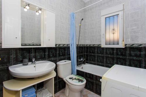 シウダー・ケサダにあるCH Villa Rubira Ciudad Quesadaのバスルーム(洗面台、トイレ、バスタブ付)