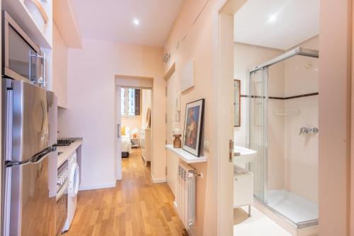W łazience znajduje się kabina prysznicowa i umywalka. w obiekcie For you Rentals Elegante y colonial Apartamento TEMPORAL en Malasaña MAD28 w Madrycie