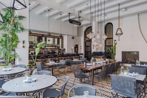 un restaurante con mesas y sillas y un bar en Hotel Figueroa, Unbound Collection by Hyatt, en Los Ángeles
