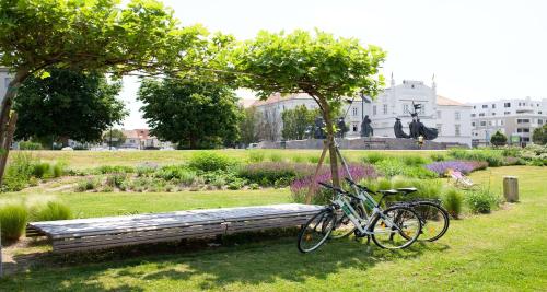 dwa rowery zaparkowane obok ławki w parku w obiekcie Best Western Hotel Tulln w mieście Tulln