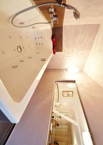 małą łazienkę z umywalką i wanną w obiekcie Märchenhotel w mieście Bernkastel-Kues