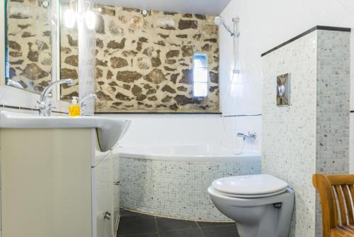 e bagno con lavandino, servizi igienici e vasca. di Hotel Berneau a Berneau