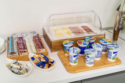 een groep kopjes op een aanrecht met eten bij Bokun Guesthouse in Dubrovnik