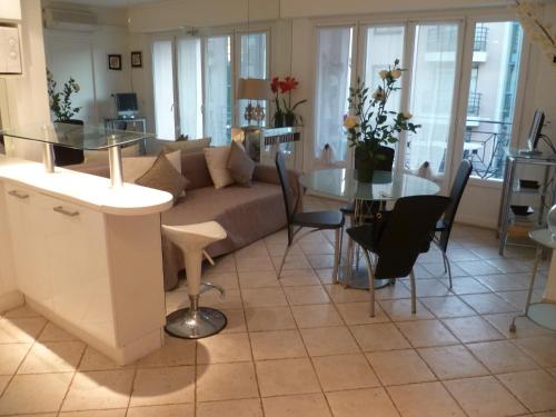 a living room with a couch and a table at Karolina Properties - Appartement Cheverny in Cannes
