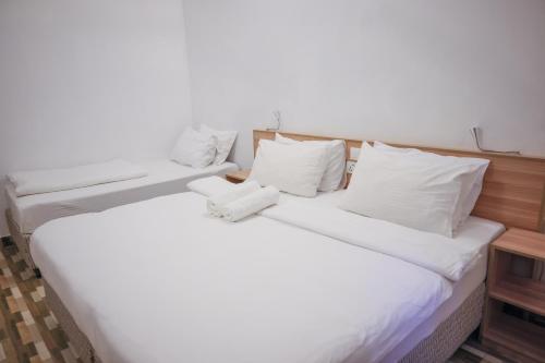 Una cama o camas en una habitación de Golhaaviewinn