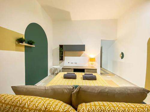Well designed 3rd floor one bedroom Apt in Gzira 7 tesisinde bir odada yatak veya yataklar