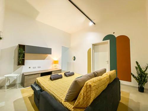 1 dormitorio con cama y escritorio. en Well designed 3rd floor one bedroom Apt in Gzira 7 en Il-Gżira