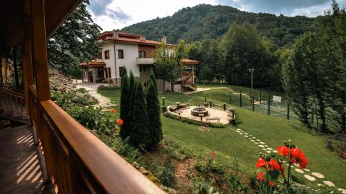 uma vista para um jardim a partir da varanda de uma casa em Chalet Balkan em Valevtsi