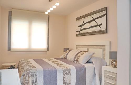 um quarto branco com uma cama e um espelho em Apartamento Puerta del Sol em Conil de la Frontera