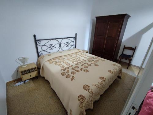Duca's Home في مارينا بورتو: غرفة نوم بسرير وطاولة وكرسي