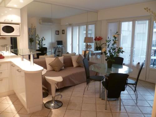 a living room with a couch and a table at Karolina Properties - Appartement Cheverny in Cannes